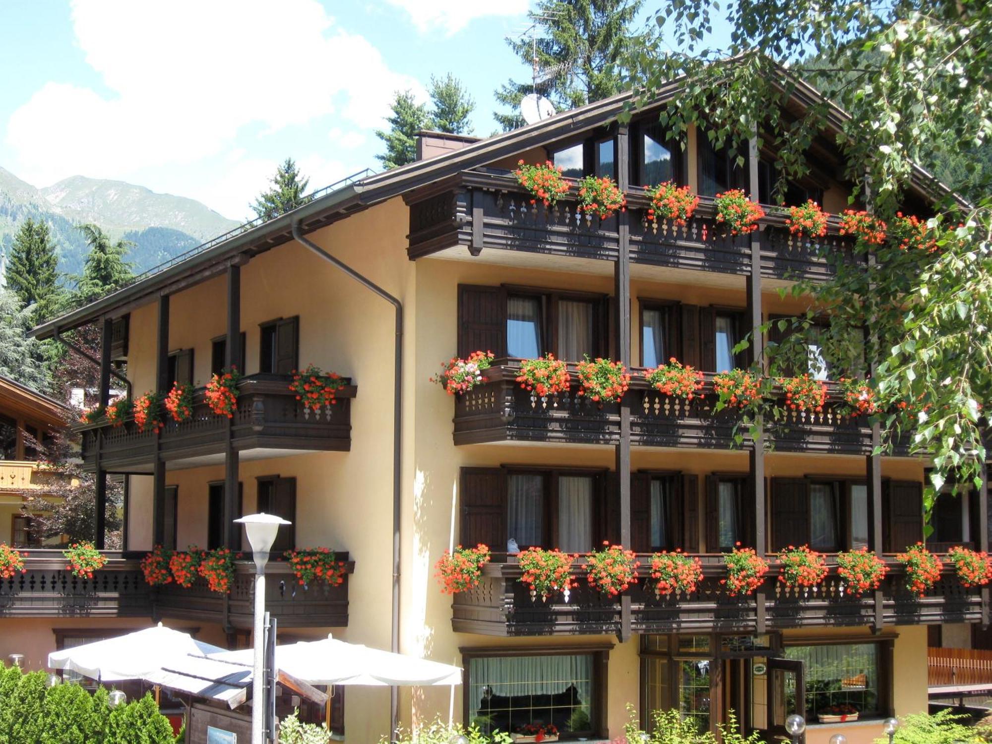 Hotel Binelli Pinzolo Esterno foto